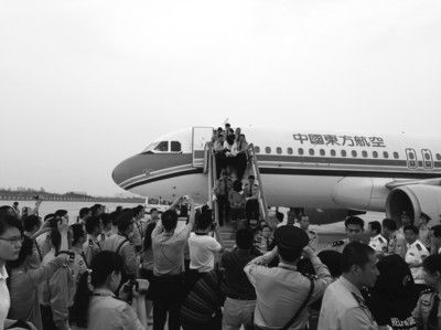 柬埔寨抓获45个骗子打电话骗了一个多亿(图)