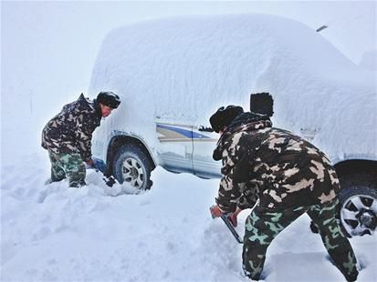 图文:西藏大雪封路+86人被困珠峰大本营