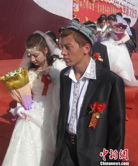 新疆图木舒克市西域美食文化旅游节举行集体婚