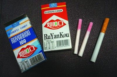 小学生"吞云吐雾"似吸烟(图)