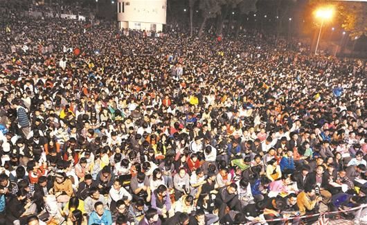 图文:昨夜珞珈山1.3万大学生共读易中天_新浪
