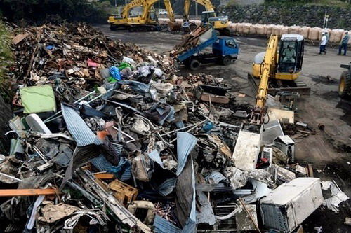 日本第26号台风给伊豆大岛带来11万吨垃圾(图