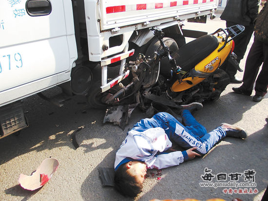 兰州:初一男生驾驶摩托 载同学撞上客货车(图)