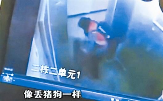 图文:十岁女孩电梯里摔打一岁半男童