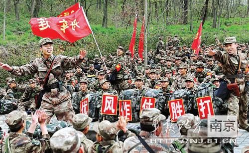 解放军舟桥旅激励战斗精神:唱战歌 练武术(图)