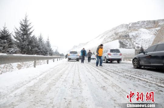 正文20日,甘肃天水市境内,冰雪路面导致交通事故频发.