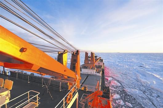 图文:雪龙号救人后遇冰被困