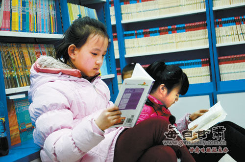 兰州市许多家长带孩子来到书店阅读、选购图书