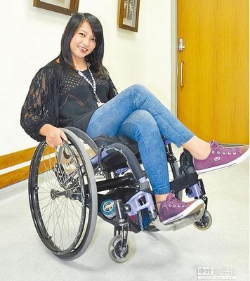 人生无所畏惧 台美女摔瘫后靠意志获重生(图