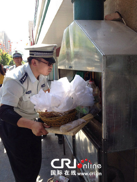 北京城管、环保合力查污染 餐馆老板抱怨事先