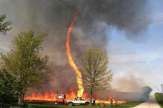 美国密苏里州农民烧荒引发可怕"火焰旋风"(图)
