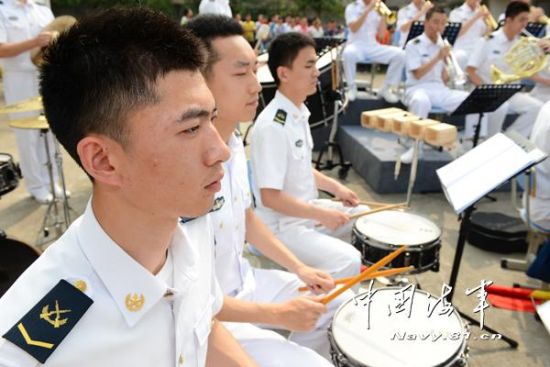 东海舰队军乐队赴小学表演秀丽女兵亮相(组图)