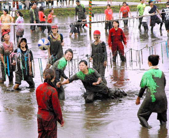 日本举办泥地排球赛 参赛必须不怕脏(图)