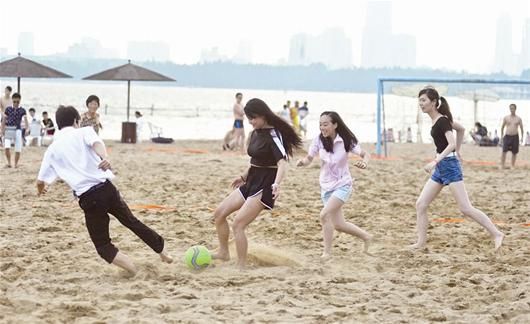 图文:东湖之畔风情沙滩俊男靓女足球狂欢