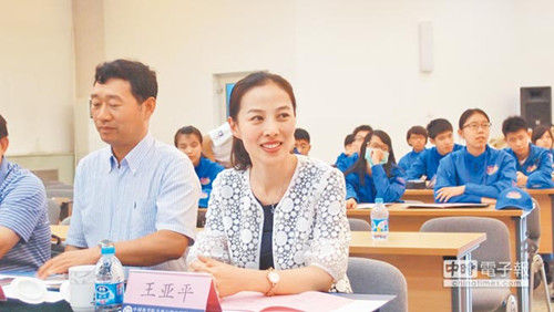 女航天员王亚平与台湾学生亲切互动(图)