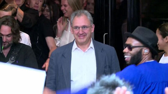 英国奢侈品电商CEO退休 世界各地公司员工为