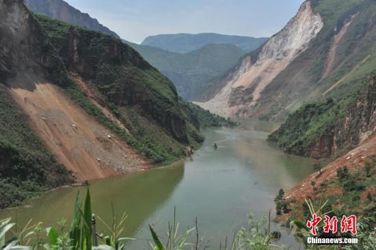 云南鲁甸震区堰塞湖排险一刻不停挥汗如雨图