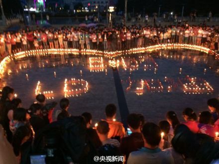 鲁甸地震头七之祭:烛光悼念遇难者(图)