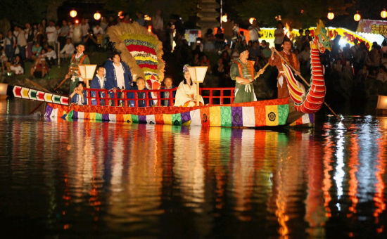 日本中秋夜举办传统"采女祭 和服美女月下游船(图)