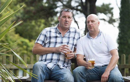 英国女子骗婚嫁两夫 两任丈夫反成亲密朋友(组