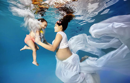 美摄影师拍摄唯美孕妇水下写真照 灵动如美人鱼(组图)
