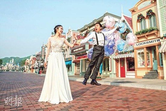 王祖蓝与李亚男迪士尼拍婚纱照 表情鬼马(图)
