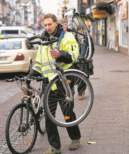 德国不莱梅市清理街头废弃自行车 强行割断车锁带走(图)