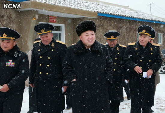 金正恩视察朝鲜海军部队 观摩鱼雷突击训练(图)