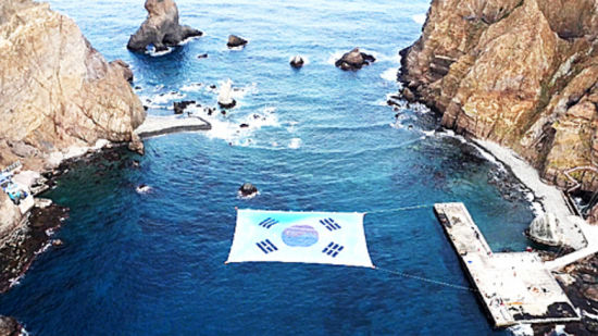 人士在独岛放巨幅韩国国旗 欲申请世界纪录(组