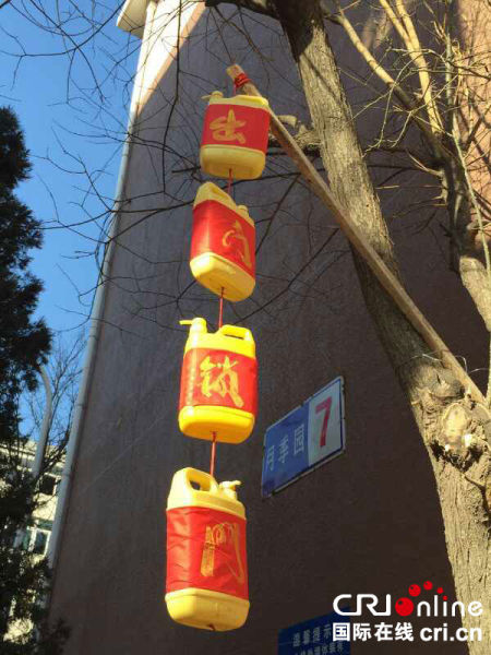 中国故事·中国年:废品巧手改挂饰 勤俭环保又喜庆(组图)