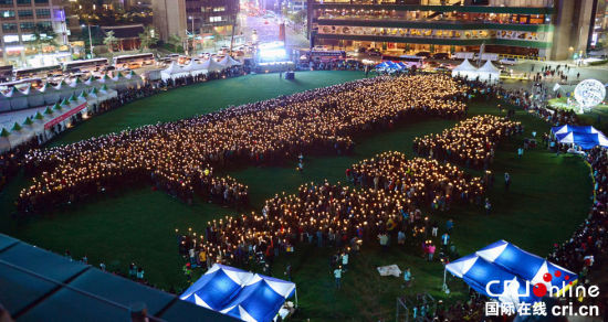 民众首尔广场举烛组成“世越号”船体形象(组图)_新浪新闻