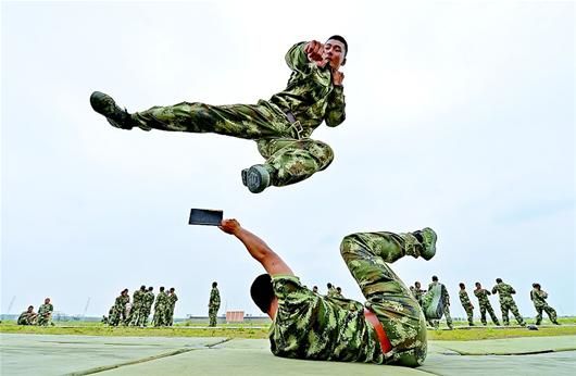 图文:野外驻训