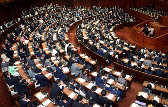 日本国会修法将选举权年龄降至18岁(图)
