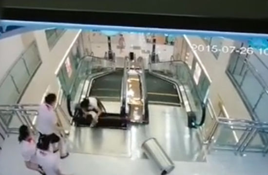 7月26日上午10时左右,荆州安良百货商场发生了一起电梯安全事故
