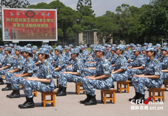 香港大学生植入驻港部队军营军训 锻炼体能培
