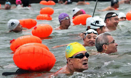 浙江省日前举行“可游泳河段”申报活动，要求领导干部要下河游泳，证明河水达到可游泳标准。