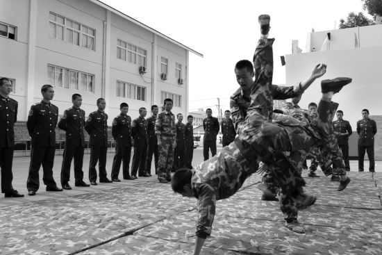 武警即将退伍的老兵表演格斗训练