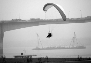 江滩飞起动力滑翔伞