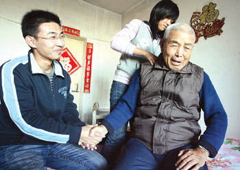 老人无儿无女却有百名孙辈