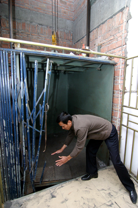 你还在搭乘土电梯上下楼吗?