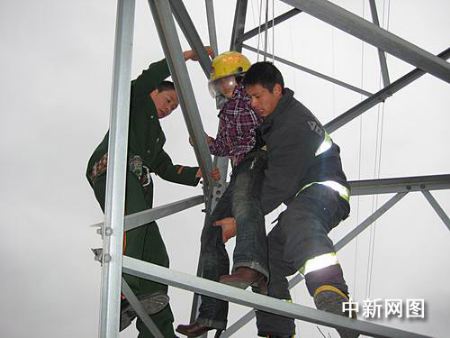 女子受困20多米高压电塔自称被骗到塔上(图)