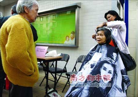 雷锋渐被淡忘九成多受访大学生不知雷锋纪念日