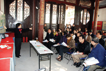 大家跟着老师齐声读声母韵母