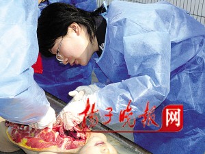 女法医网聊透露身份吓坏男友图