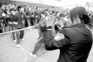 "昨日上午,成都女子监狱的高墙内响起了阵阵呐喊声,一场以监区为单位