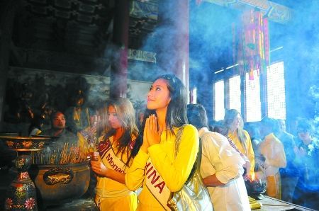 国际旅游小姐游少林寺跟武僧学五行拳(组图)