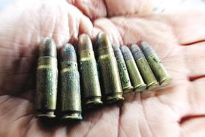 垃圾箱里翻出29发手枪子弹