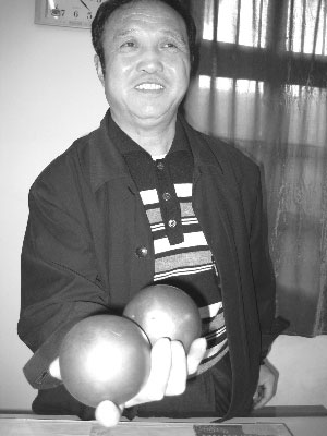 56岁男子掌心玩转两只共10斤重钢球(图)