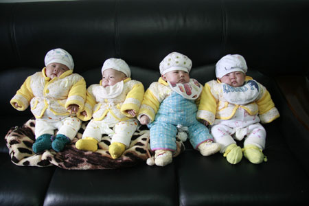 女子产下四胞胎女婴 无力抚养险些送人(组图)