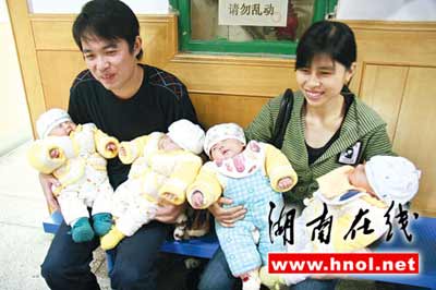 女子产下四胞胎女婴无力抚养险些送人(组图)